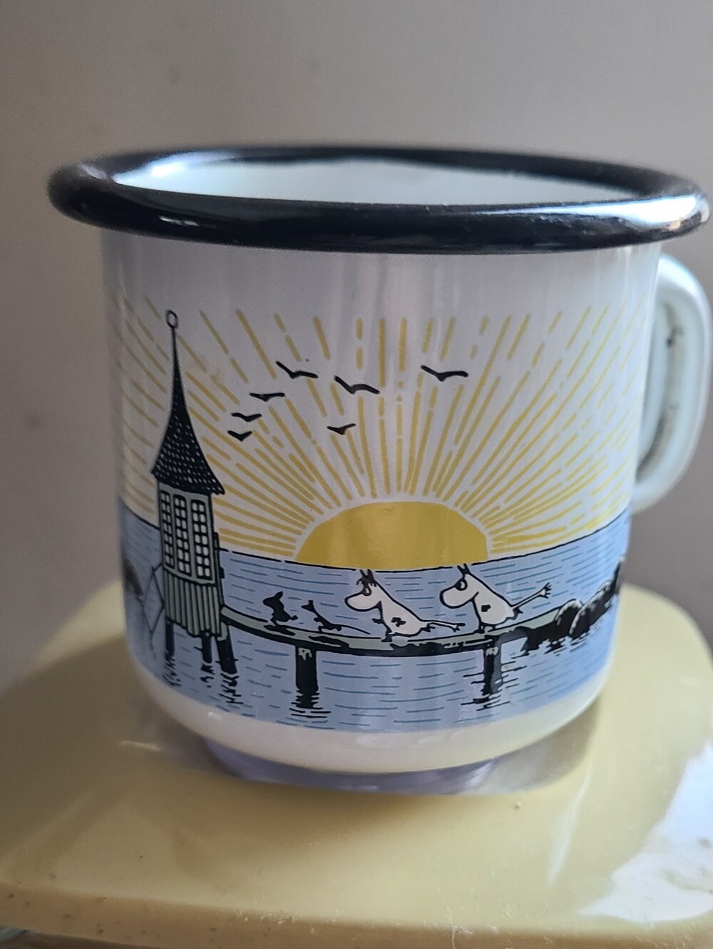 MUURLA Enamel Camping Mug with Sunrise Moomin Illustration - White/Blue/Yellow